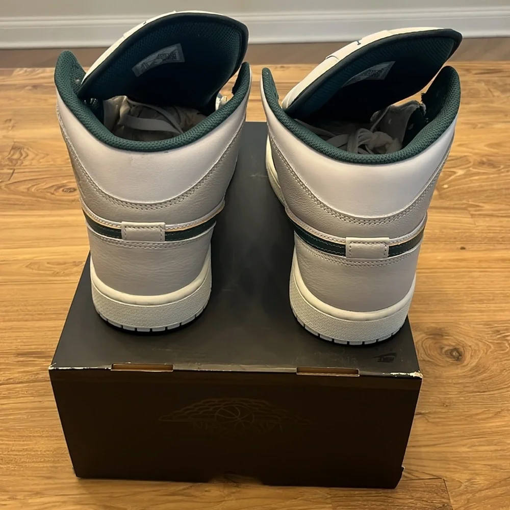 Nike New!! Nike Jordan Air 1 MID SE Size 11